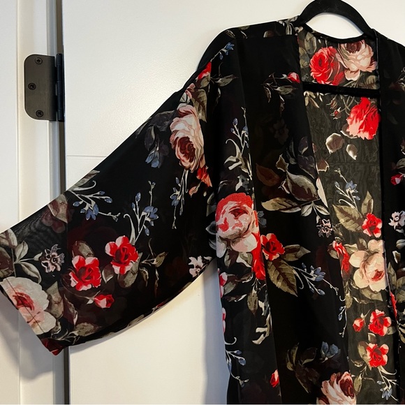 Open Floral Kimono Style Top - Picture 2 of 14